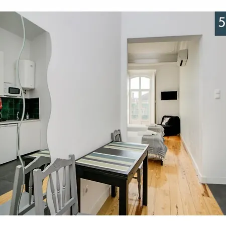 Daire Houze_central Near Lx Factory And The River *